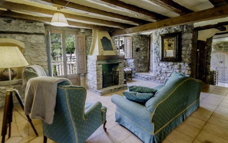 La casa tiene salones y muchos balcones